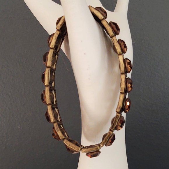 Hammered brass and crystal stretch bracelet - Picture 3 of 11